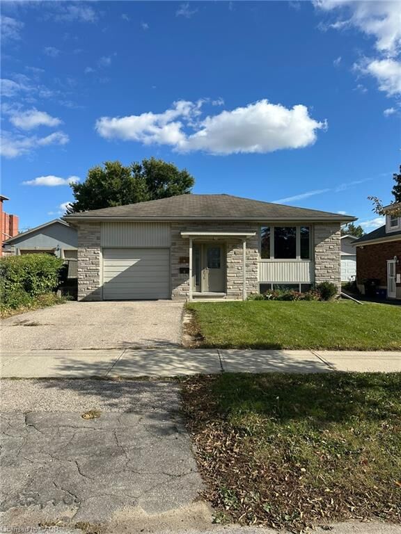 Property Photo:  161 Sixth Avenue Upper  ON N2C 1R2 