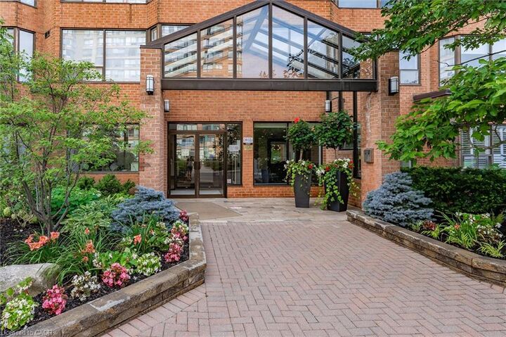 Property Photo:  1270 Maple Crossing Boulevard 1905  ON L7S 2J3 