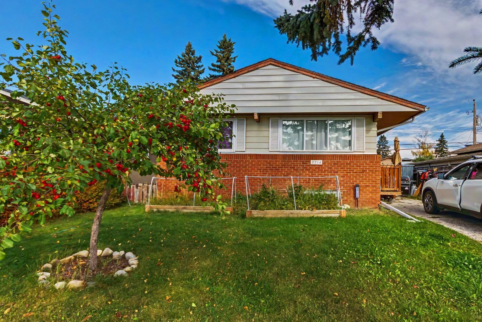 Property Photo:  3714 Dover Ridge Drive SE  AB T2B 2C8 