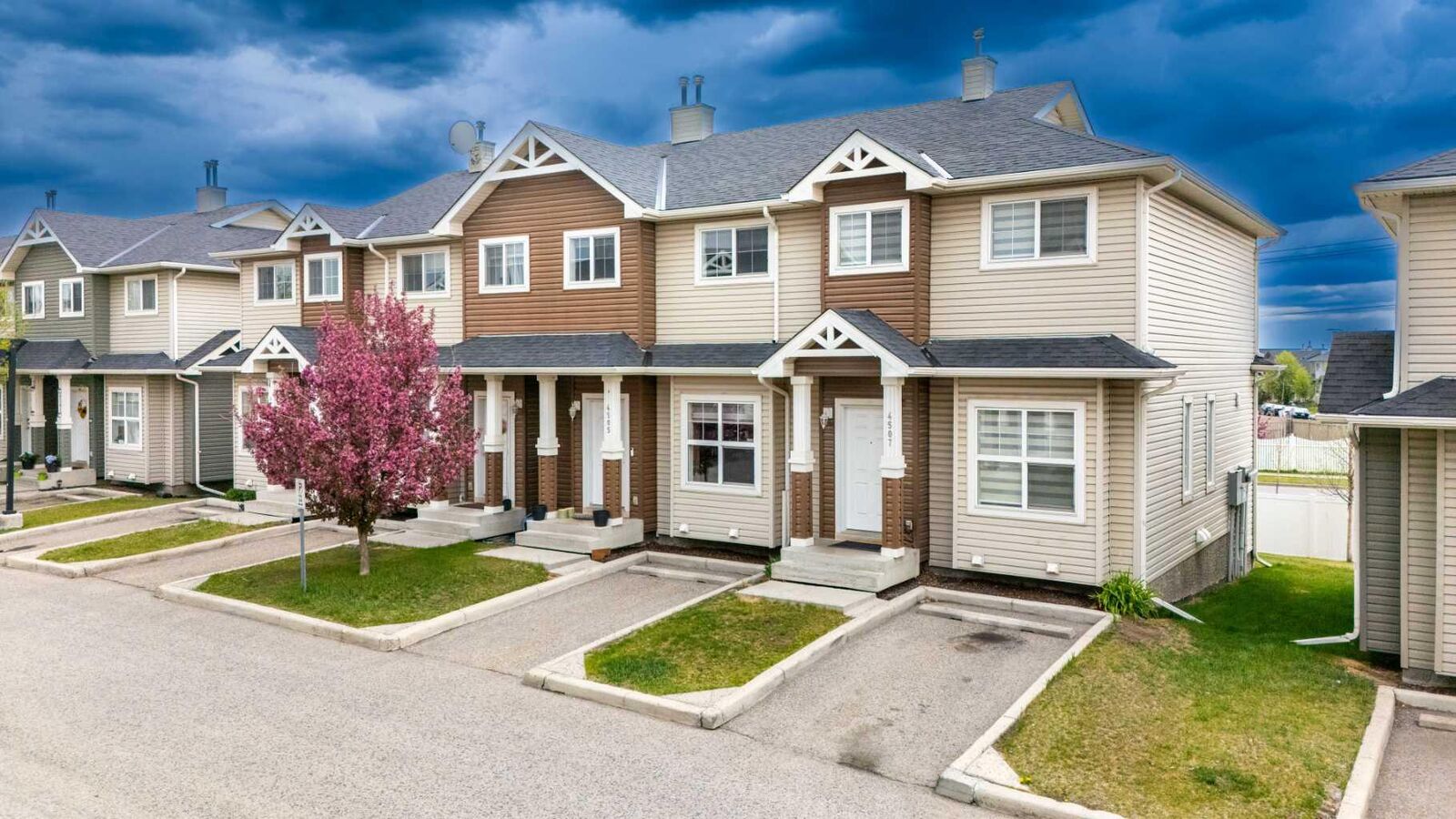 Property Photo:  111 Tarawood Lane NE 4507  AB T3J 0H1 