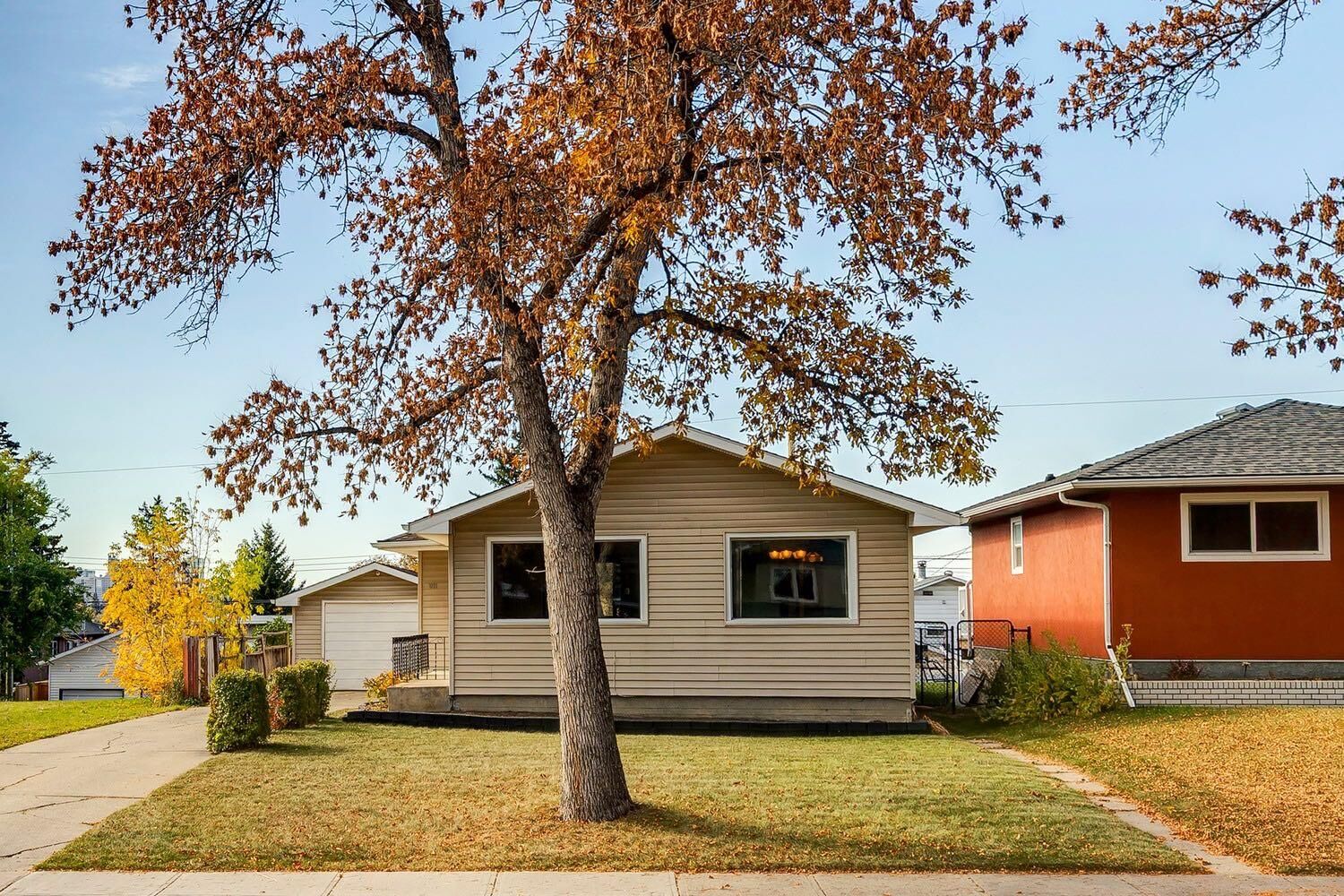 Property Photo:  911 17A Street NE  AB T2E 4V2 