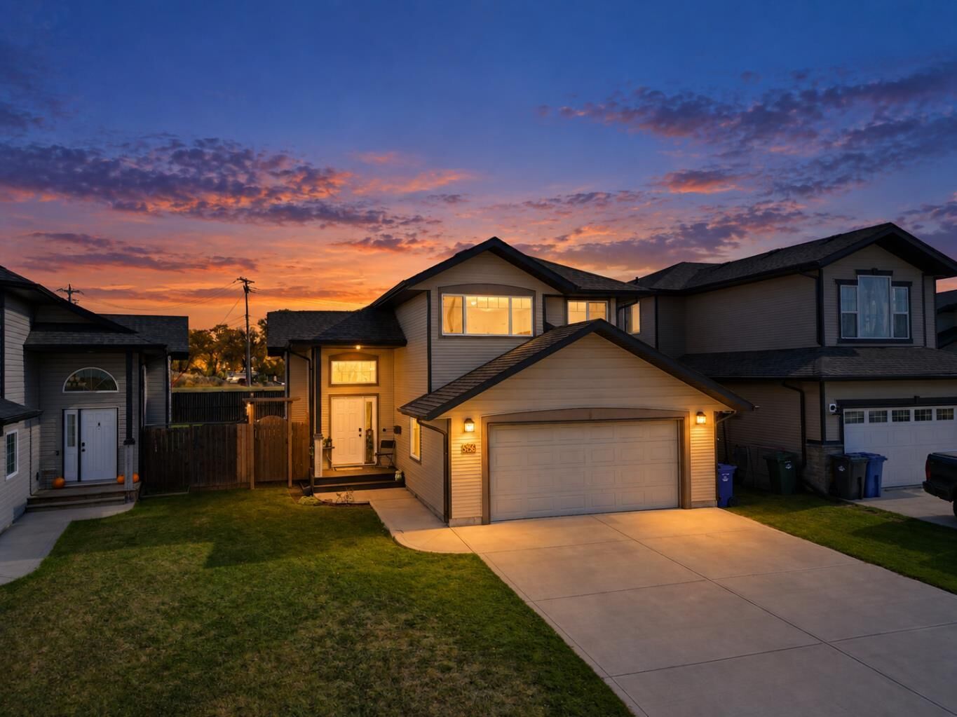 Property Photo:  5256 48 Street Close  AB T4G 0B9 