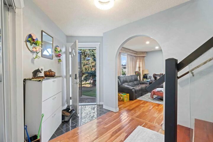 Property Photo:  52 Edgepark Road NW  AB T3A 4P8 