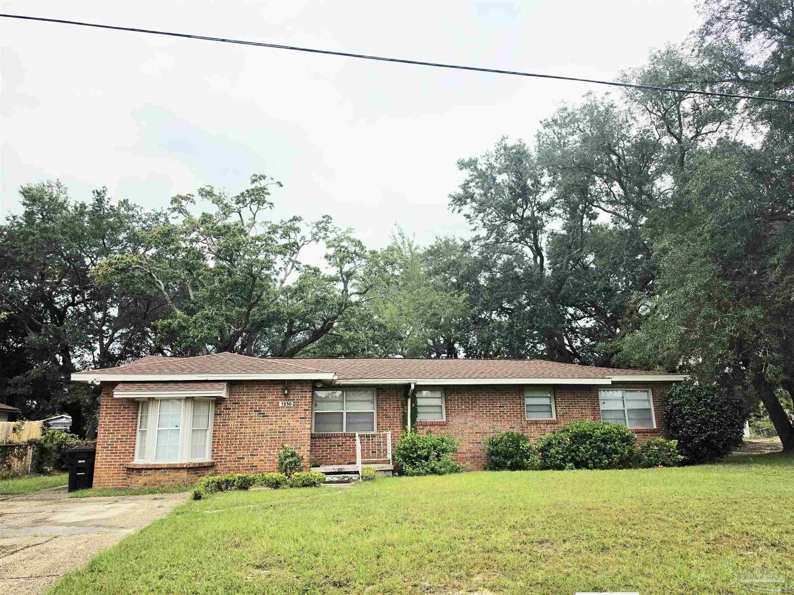 Property Photo:  1230 E Leonard St  FL 32503 