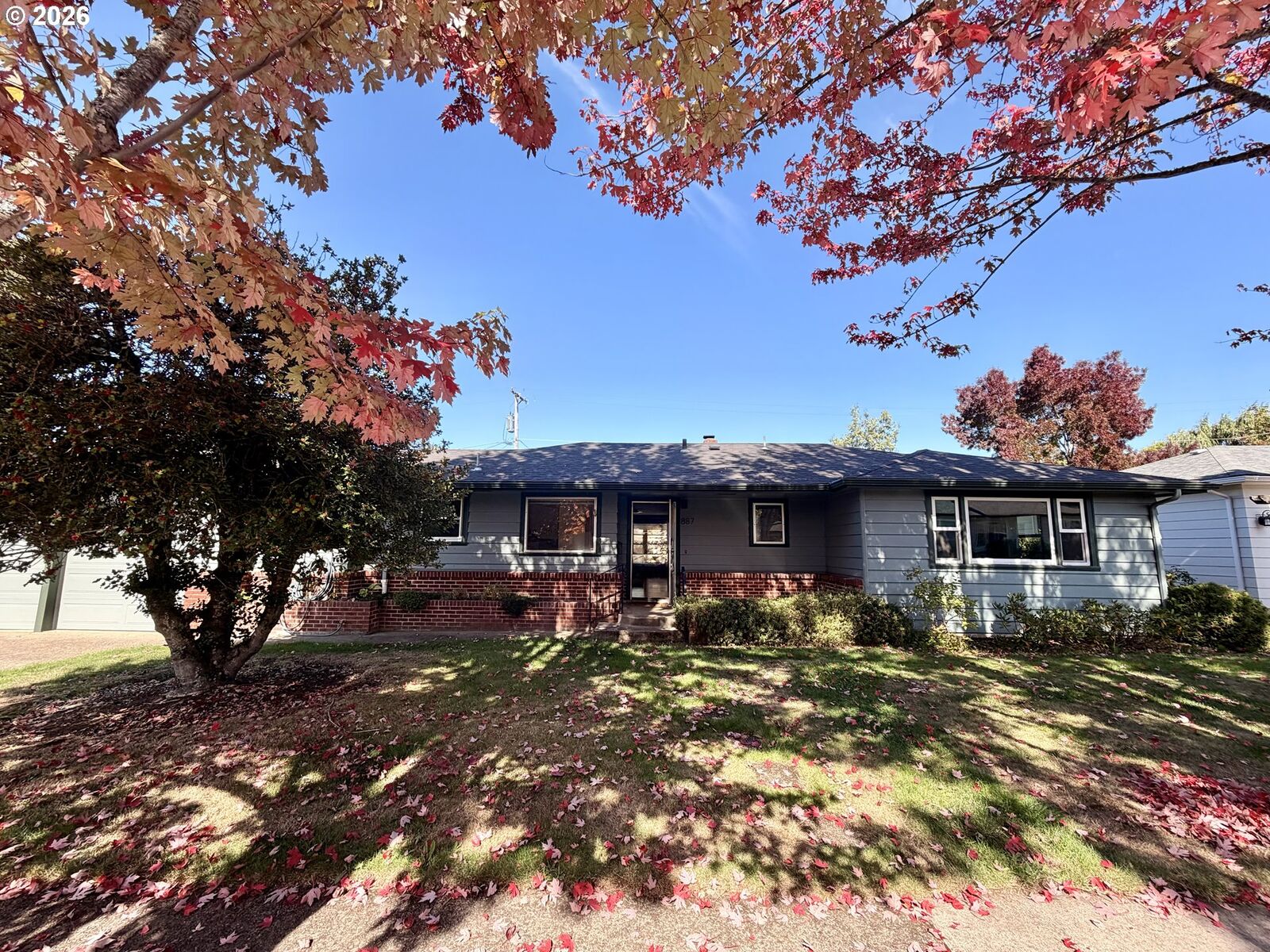 Property Photo:  887 W 18th Pl  OR 97402 