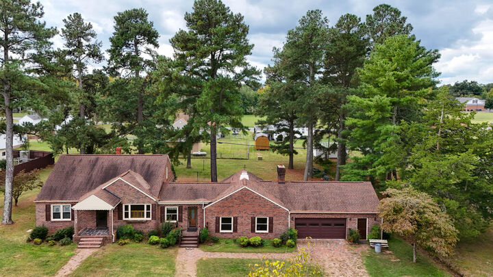 Property Photo: 1405 W Tennessee Ave VA 23930