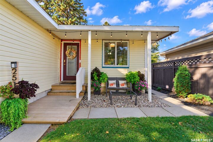 Property Photo: 2510 Wiggins Avenue S SK S7J 1X4