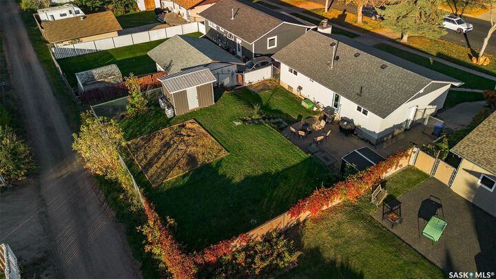 Property Photo:  2401 15th 15th Avenue E  SK S6V 6H4 