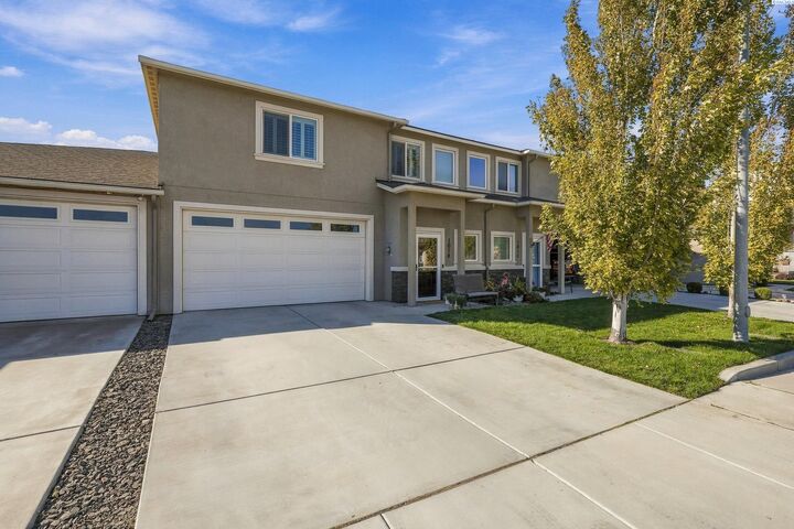 Property Photo:  1018 S Elma St  WA 99338 