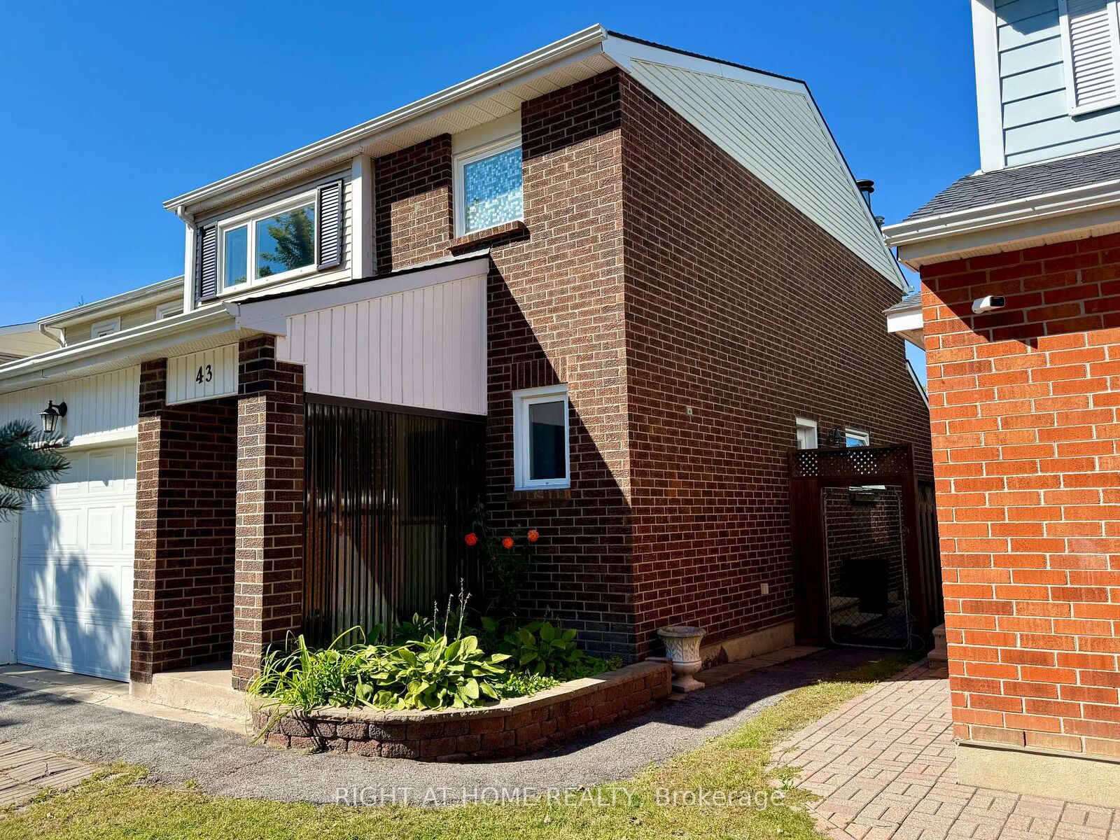 Property Photo:  43 Wessex Road  ON K2J 1X2 