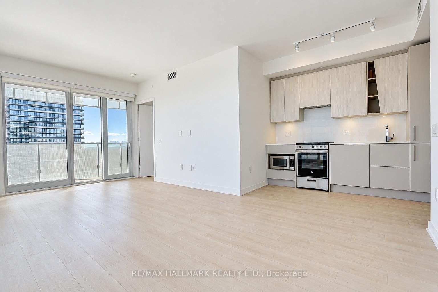 Property Photo:  3900 Confederation Parkway 5504  ON L5B 0M3 