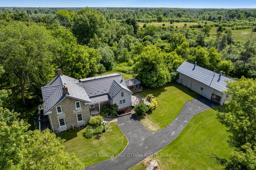 Property Photo:  28 South Street  ON K7H 2G1 
