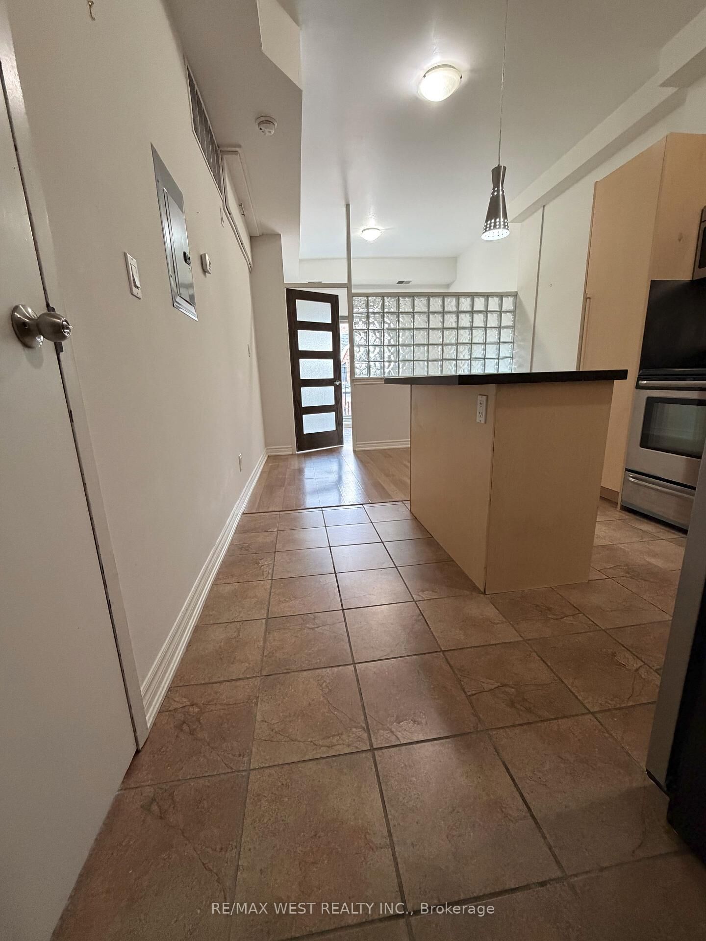 Property Photo:  1090A Bloor Street W Upper Unit  ON M6H 1M6 