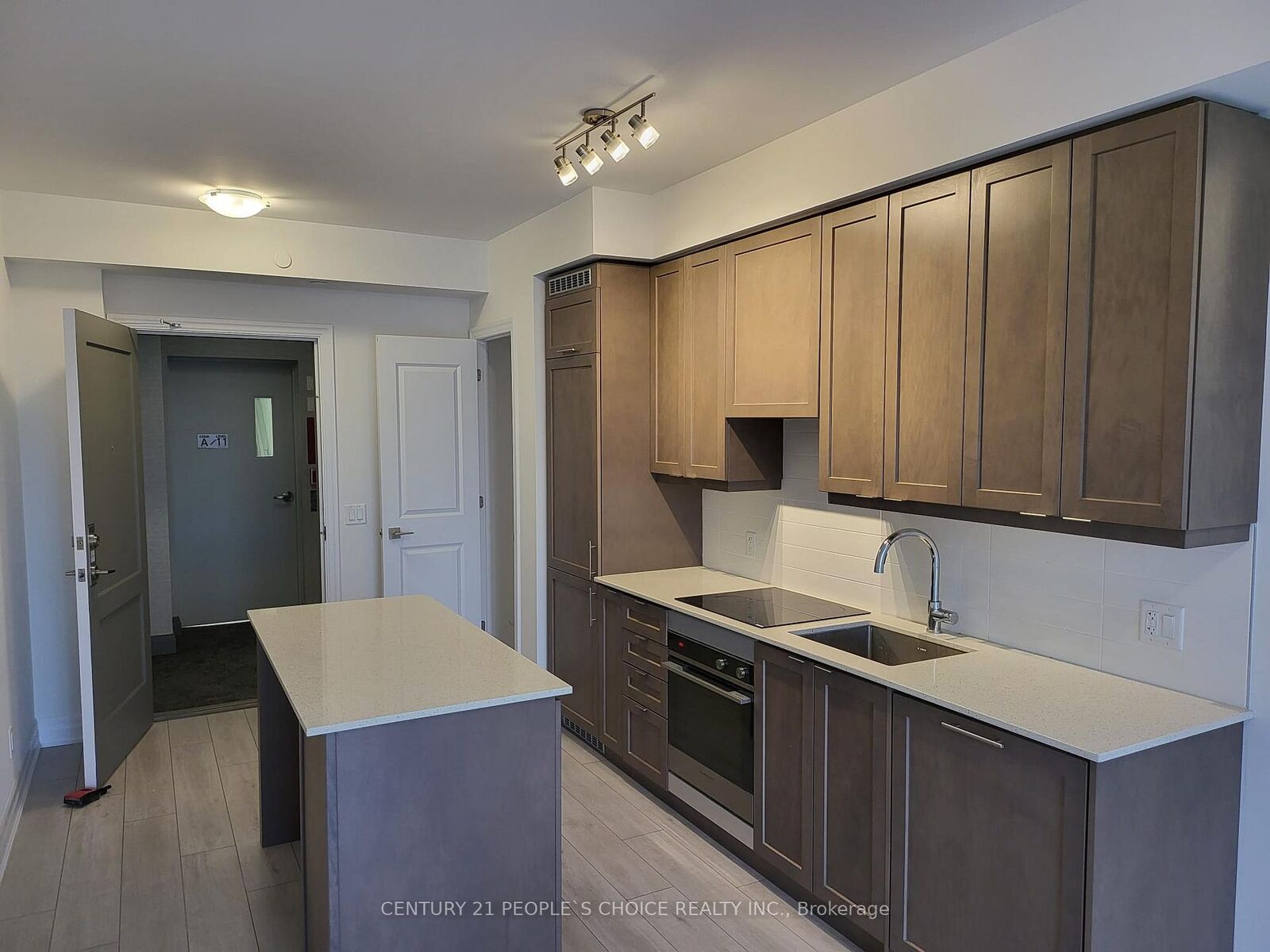 Property Photo:  30 Elm Drive W 1102  ON L5B 1L9 