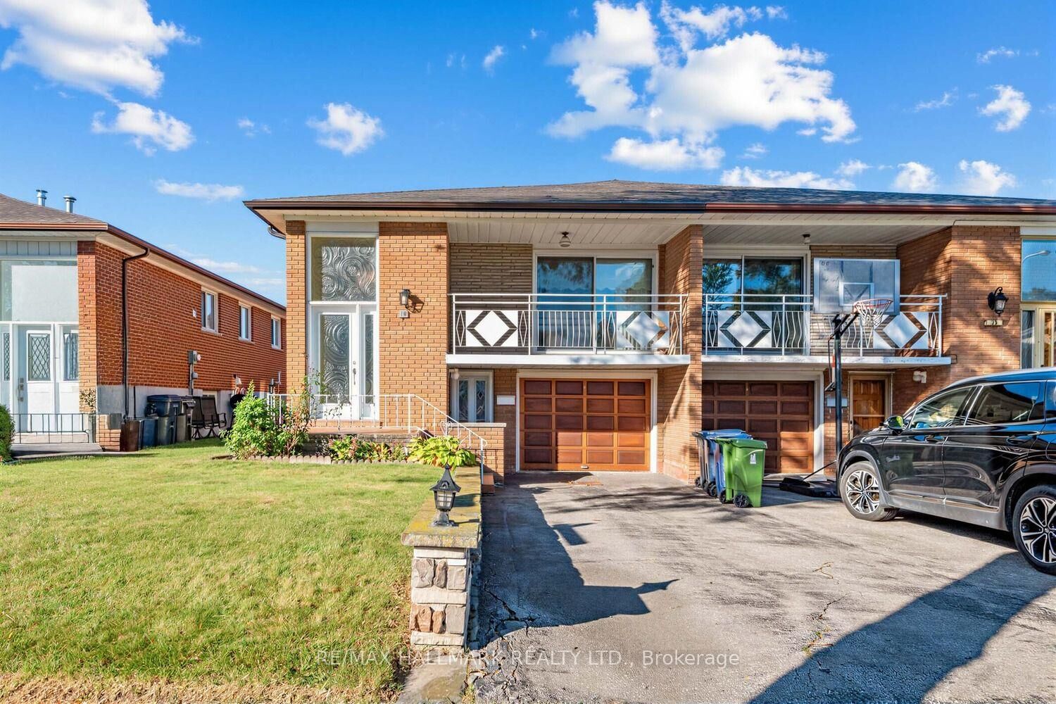 Property Photo:  18 Sorlyn Avenue  ON M6L 1H8 