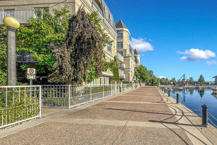 Property Photo:  32 Stadium Road 377  ON M5V 3P4 