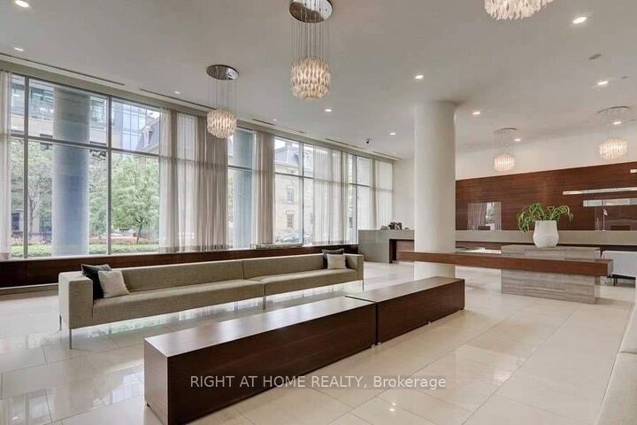 Property Photo:  112 George Street S 828  ON M5A 2M5 