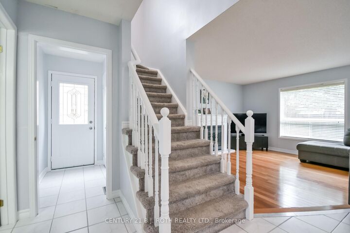 Property Photo:  17 Crompton Drive  ON L4M 6N1 