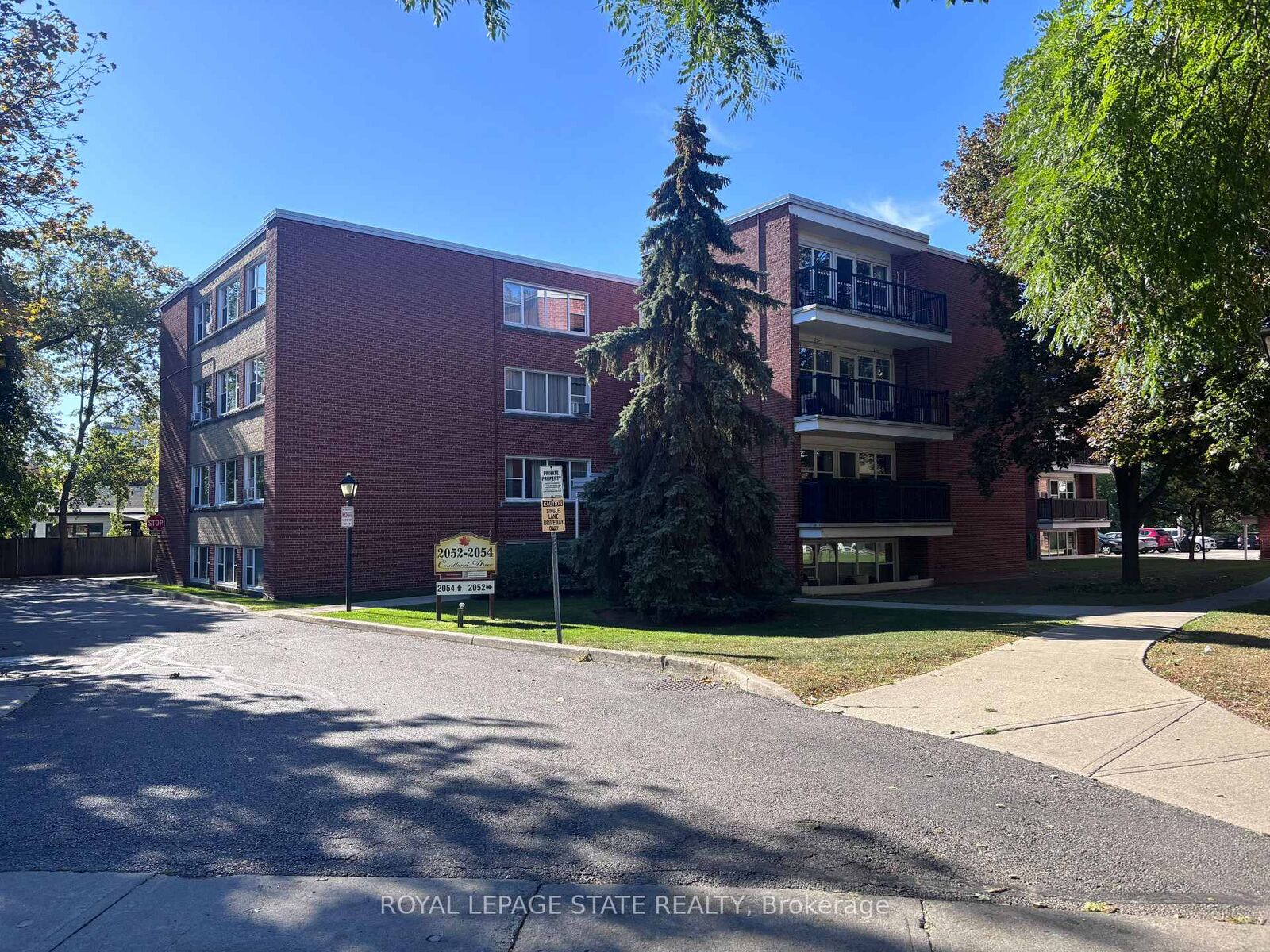 Property Photo:  2054 Courtland Drive 404  ON L7R 1R8 