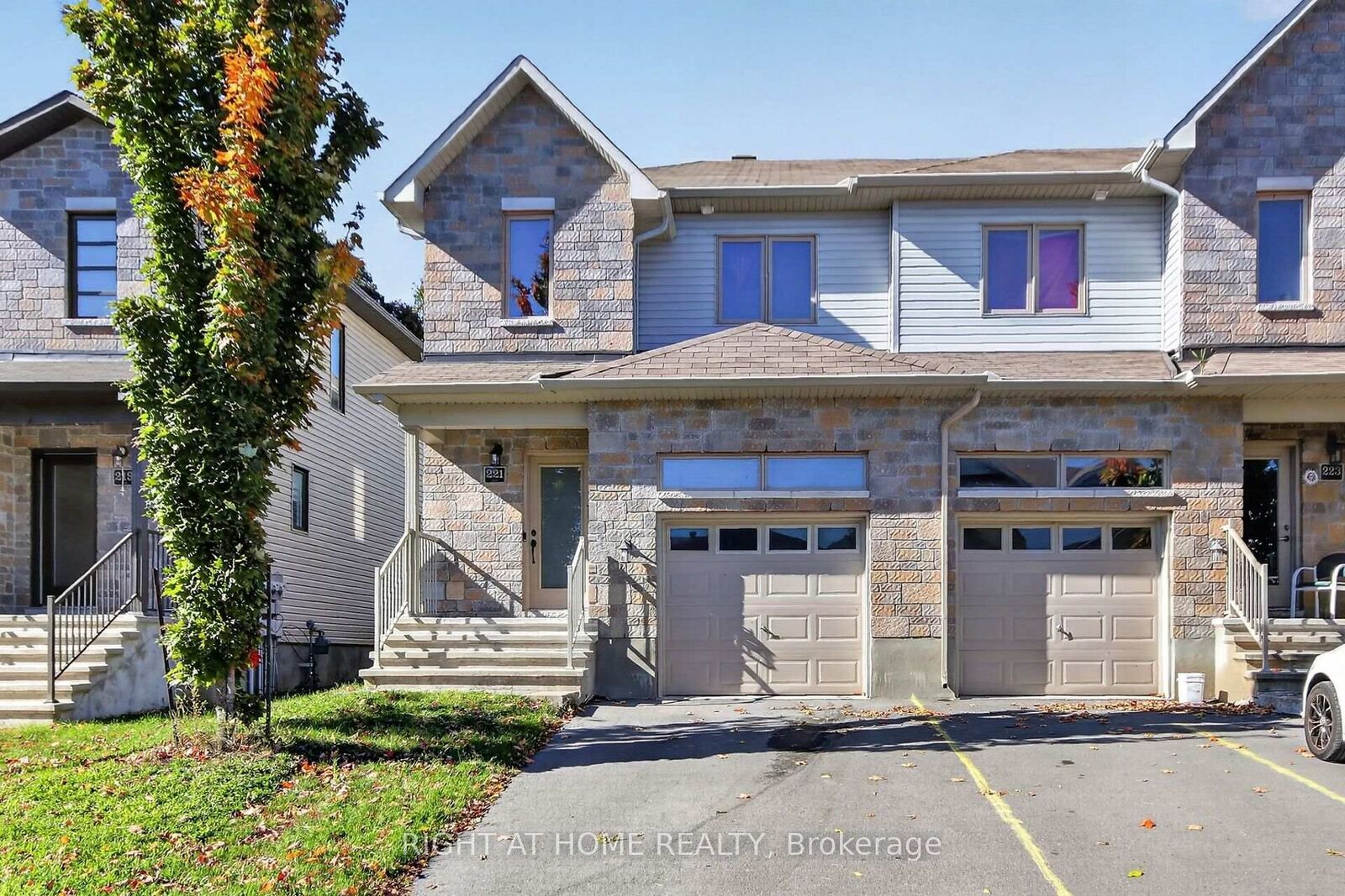 Property Photo:  221 King Street  ON K7C 1G3 