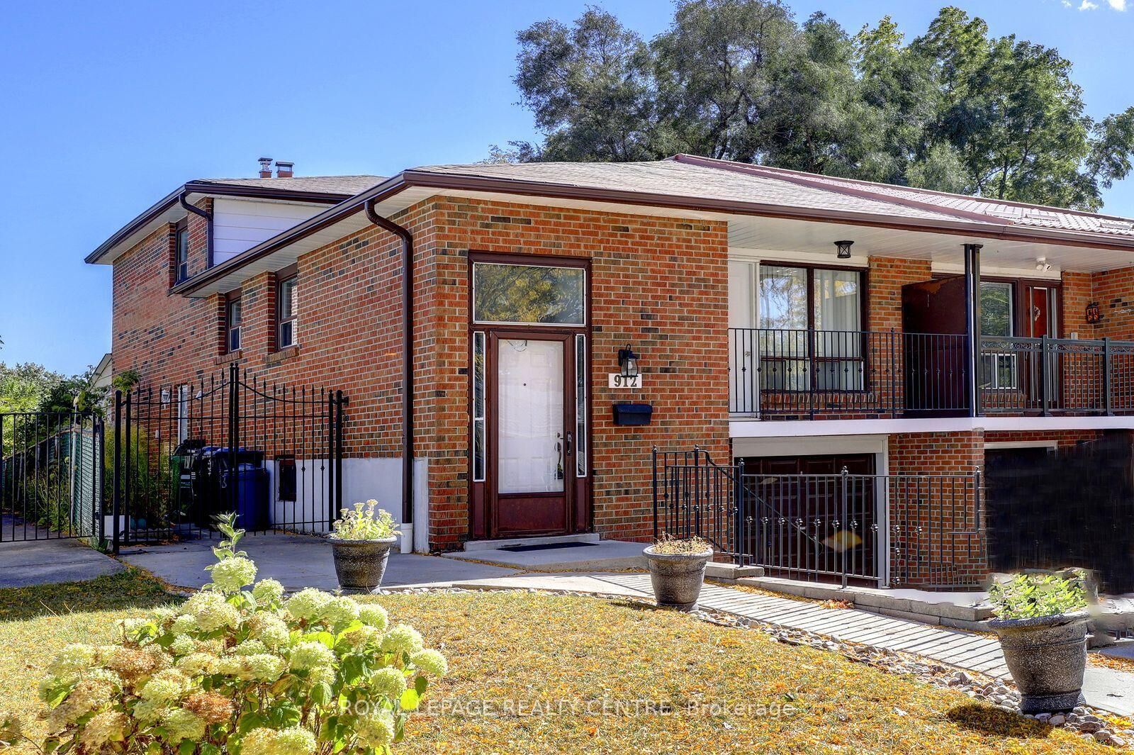 Property Photo:  912 Blairholm Avenue  ON L5C 1G4 