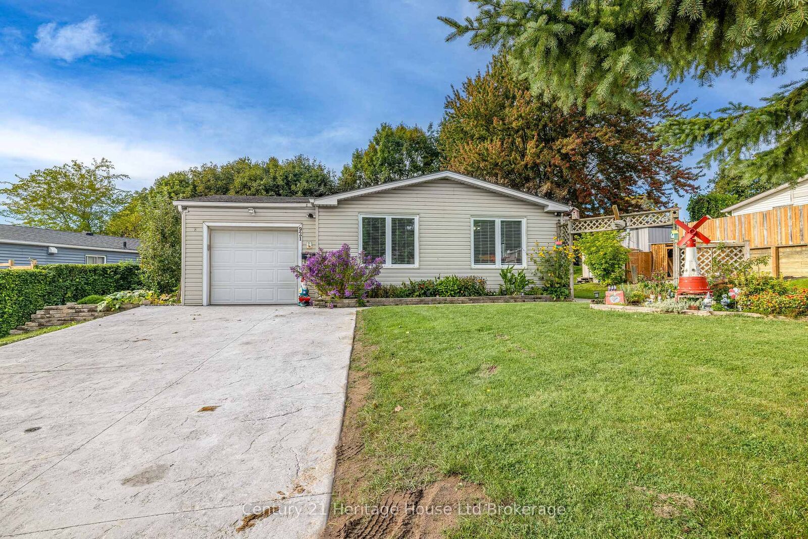 Property Photo:  921 Lincoln Drive  ON N4S 2N2 
