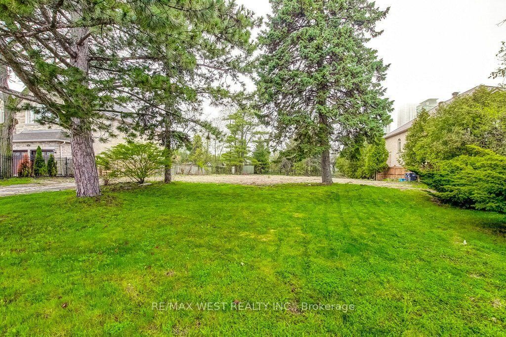 Property Photo:  101 (Part Lot 1) Fairview Road W  ON L5B 1K7 