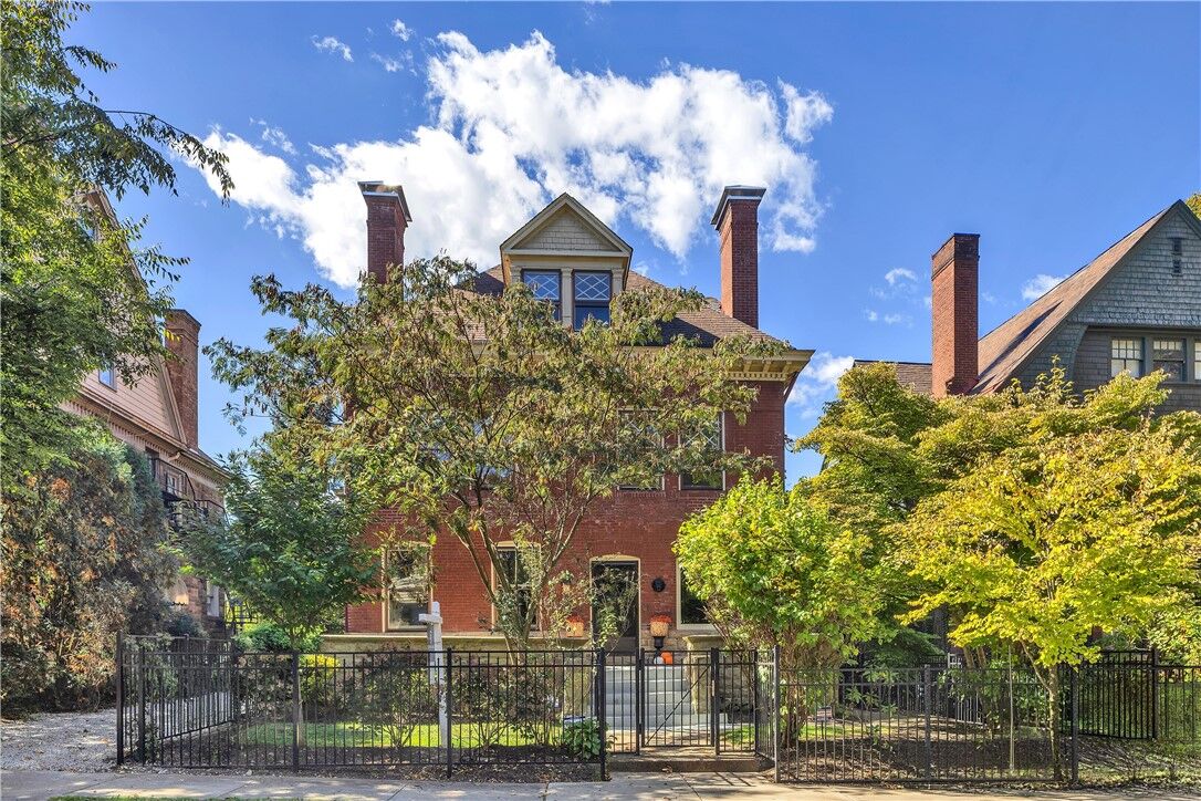 Property Photo:  916 College St  PA 15232 