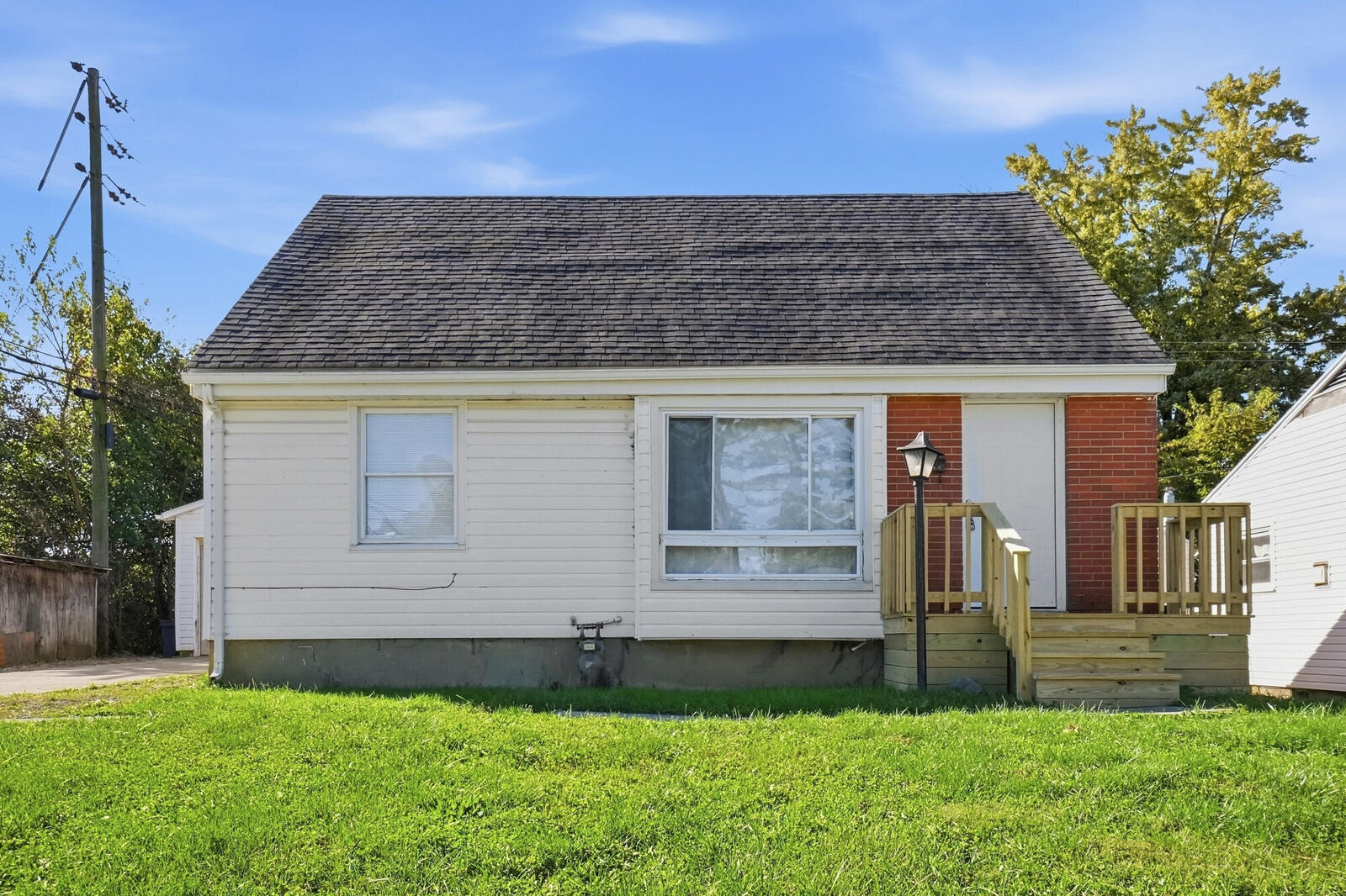 Property Photo: 513 W Parkwood Avenue OH 45506