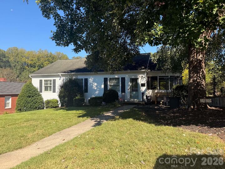 Property Photo: 1008 Grove Avenue SW NC 28645