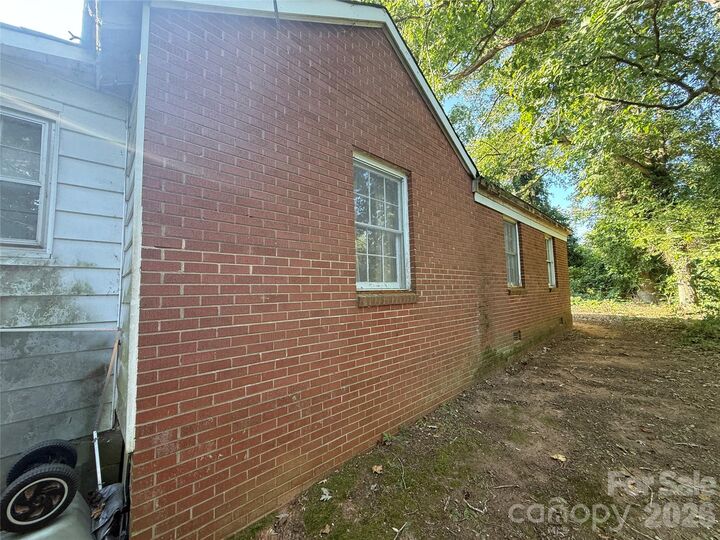 Property Photo:  8915 Idlewild Road  NC 28227 