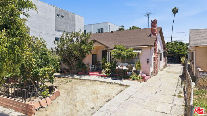 Property Photo:  472 N Oxford Ave  CA 90004 