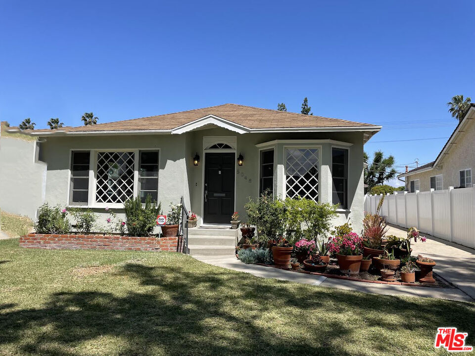 Property Photo:  5048 Enfield Ave  CA 91316 