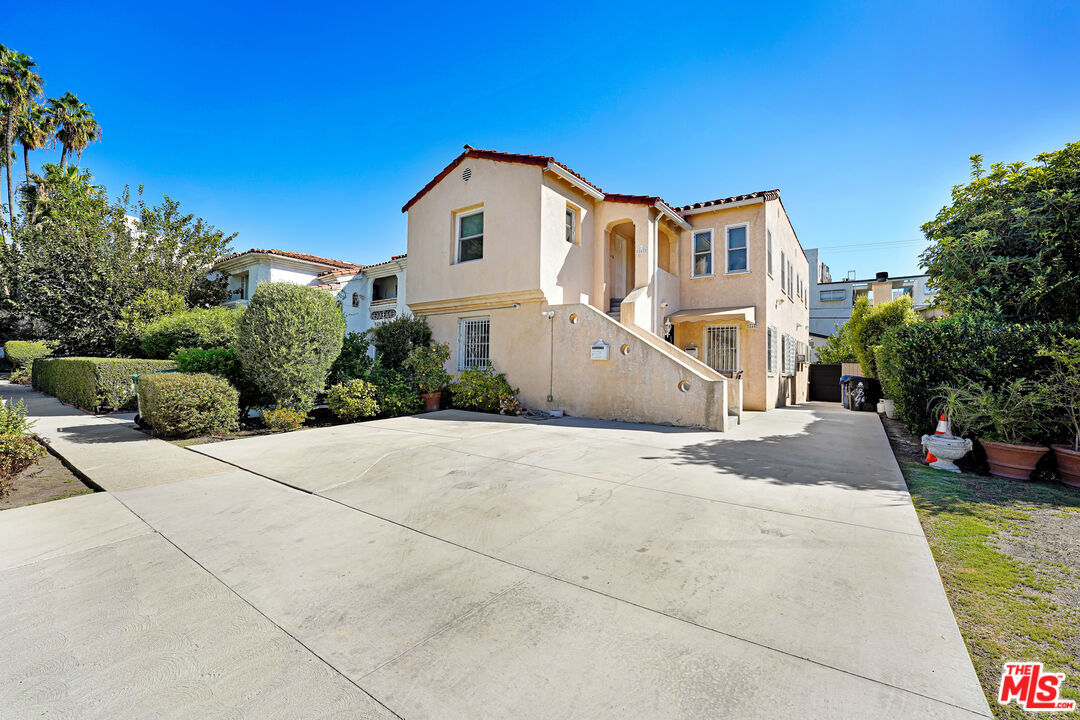 Property Photo:  842 S Wooster St  CA 90035 