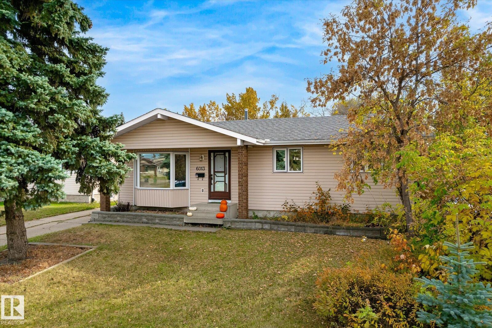 Property Photo:  6013 34A Avenue NW  AB T6L 1C9 