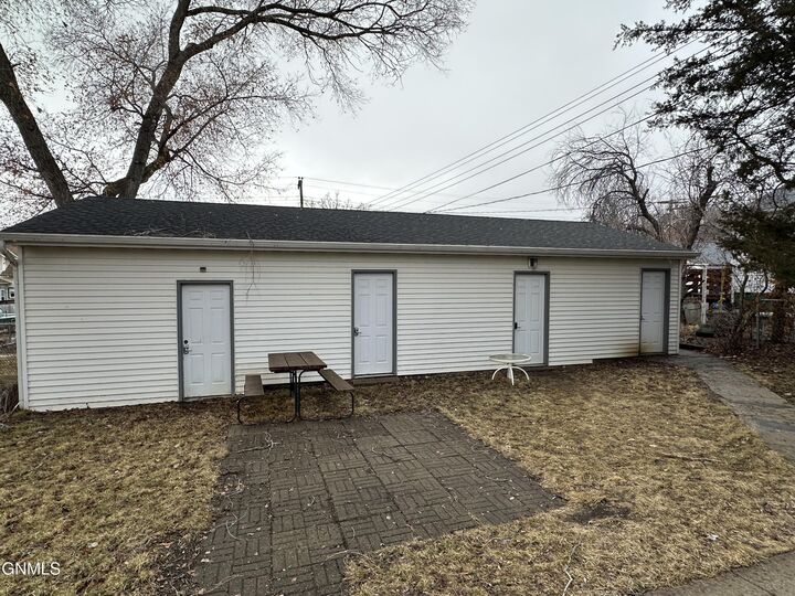 Property Photo:  409 Collins Avenue  ND 58554 