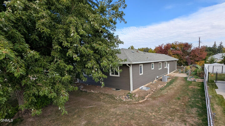 Property Photo:  1117 Mandan Street  ND 58501 
