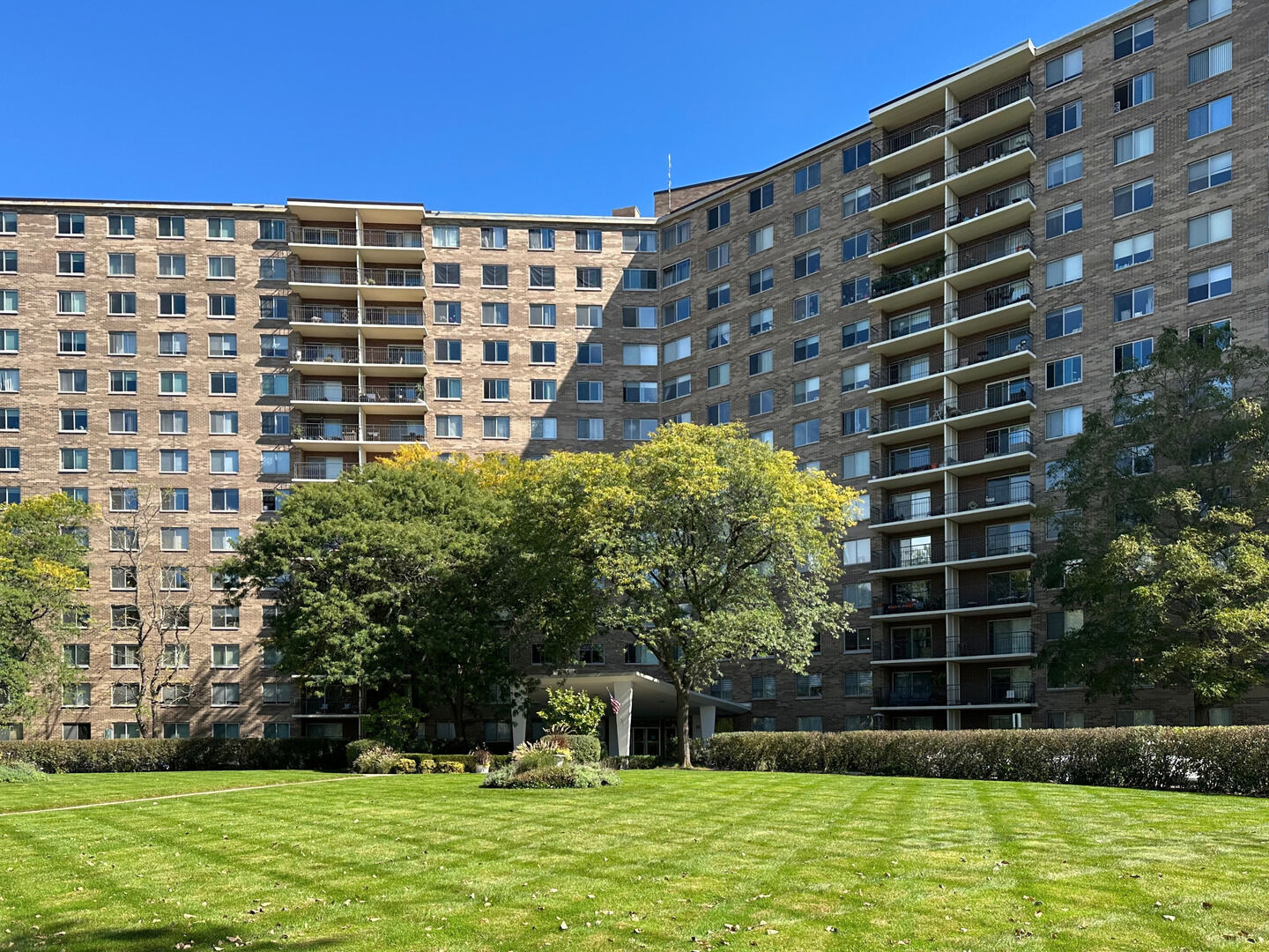 Property Photo:  7141 N Kedzie Avenue 913  IL 60645 