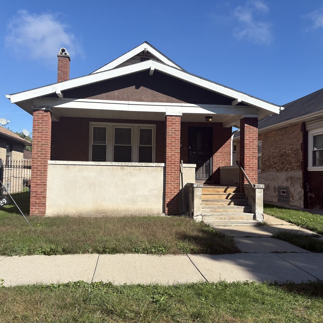 Property Photo:  7929 S Bennett Avenue  IL 60617 