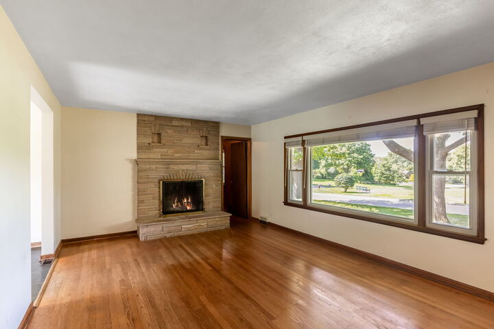 Property Photo:  27 Pleasant Avenue  IL 60040 