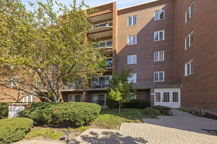 Property Photo: 515 N Main Street 4as IL 60137