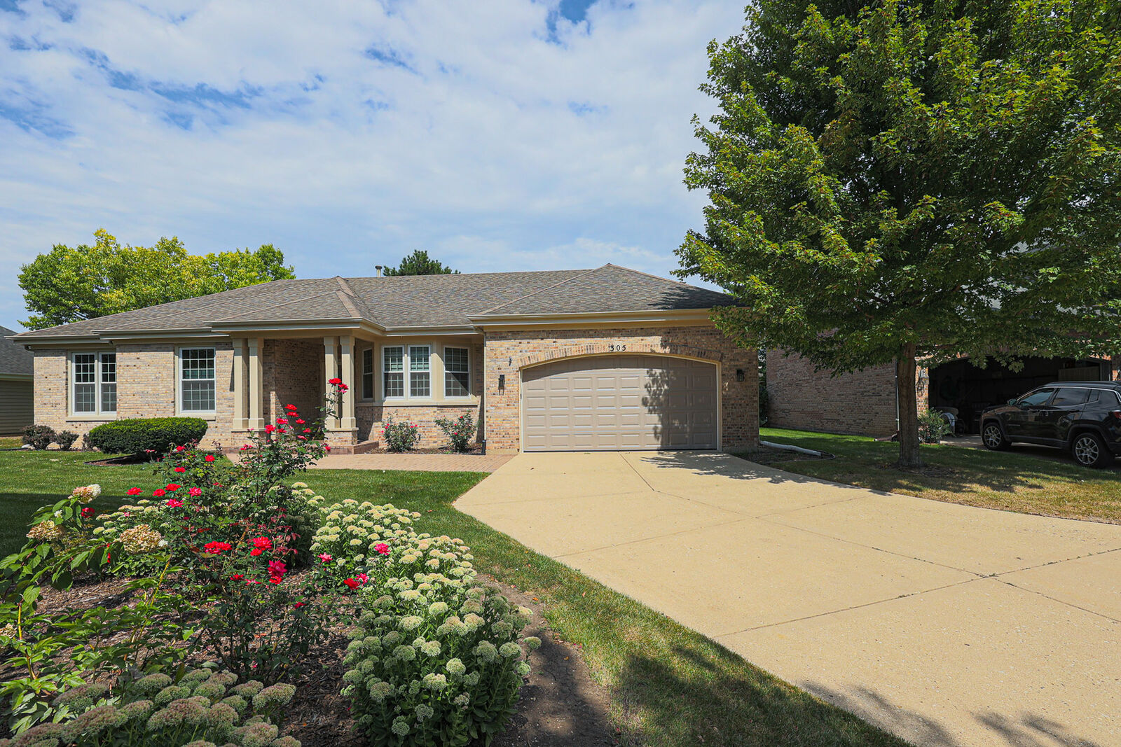 Property Photo: 305 Torrington Drive IL 60108