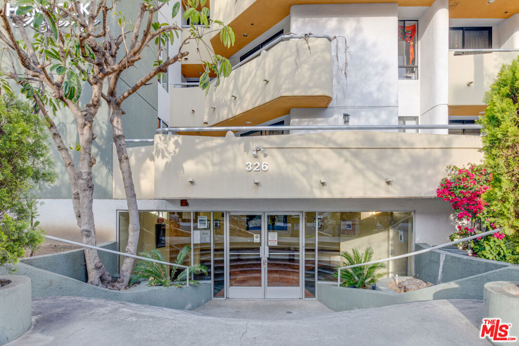 Property Photo:  326 Westminster Avenue 404  CA 90020 