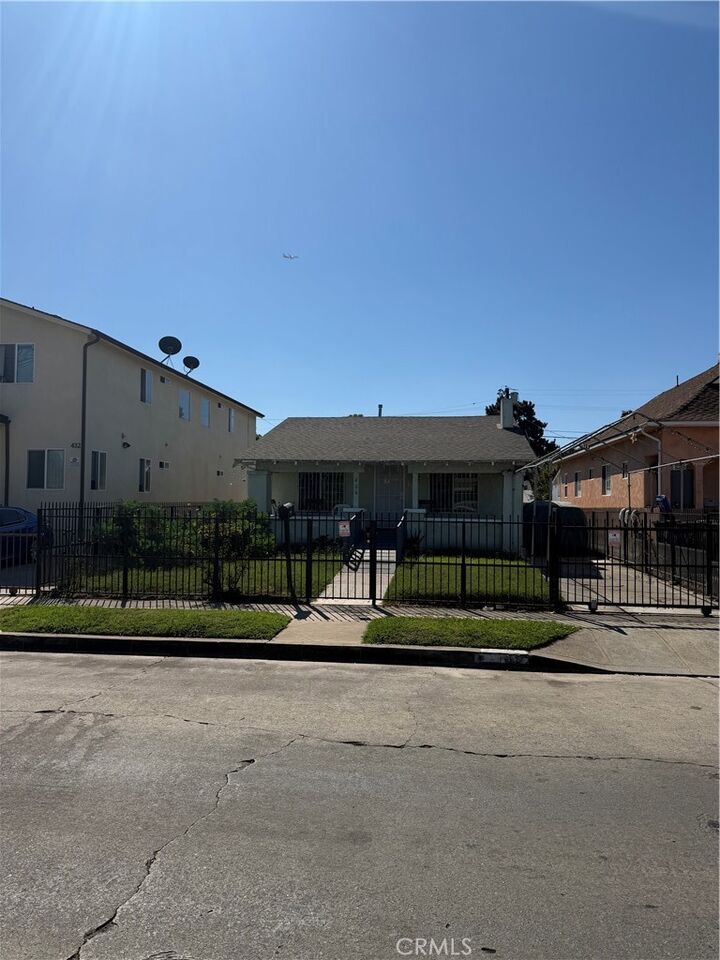 Property Photo:  426 E 83rd  CA 90003 