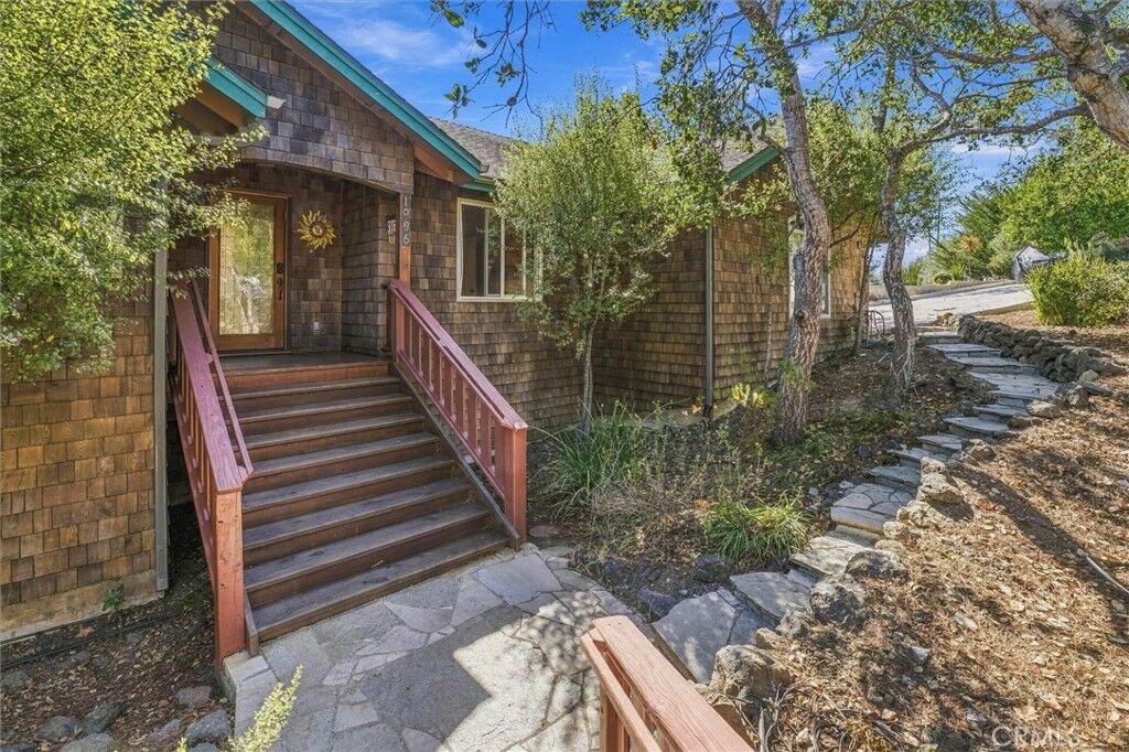 Property Photo: 1086 Hillcrest CA 93428