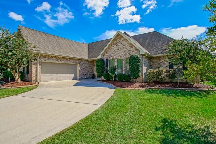 Property Photo: 411 Naples Court LA 70458