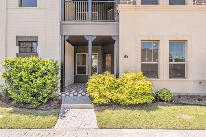 Property Photo: 305 Sunset Lane 103 TX 76114
