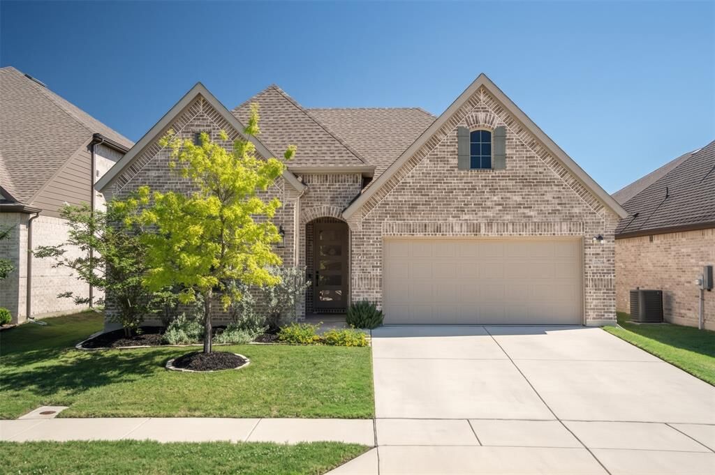 Property Photo:  1373 Silverthorn Trail  TX 76247 