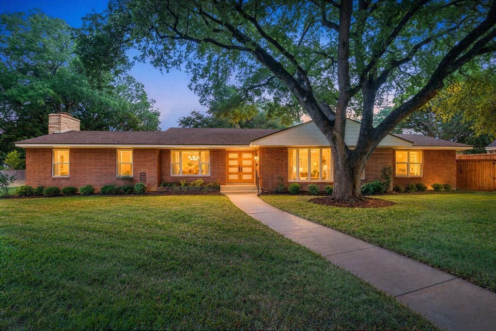 Property Photo:  2625 Old Oaks Drive  TX 76710 