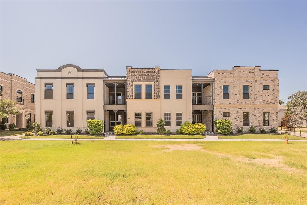Property Photo: 305 Sunset Lane 104 TX 76114